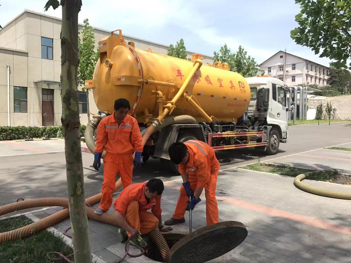 枣庄化粪池清理与5-8吨吸粪车施工效率分析